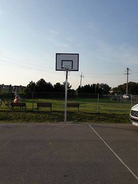 Nowe kosze do koszykówki na boisku asfaltowym TS Węgrzce